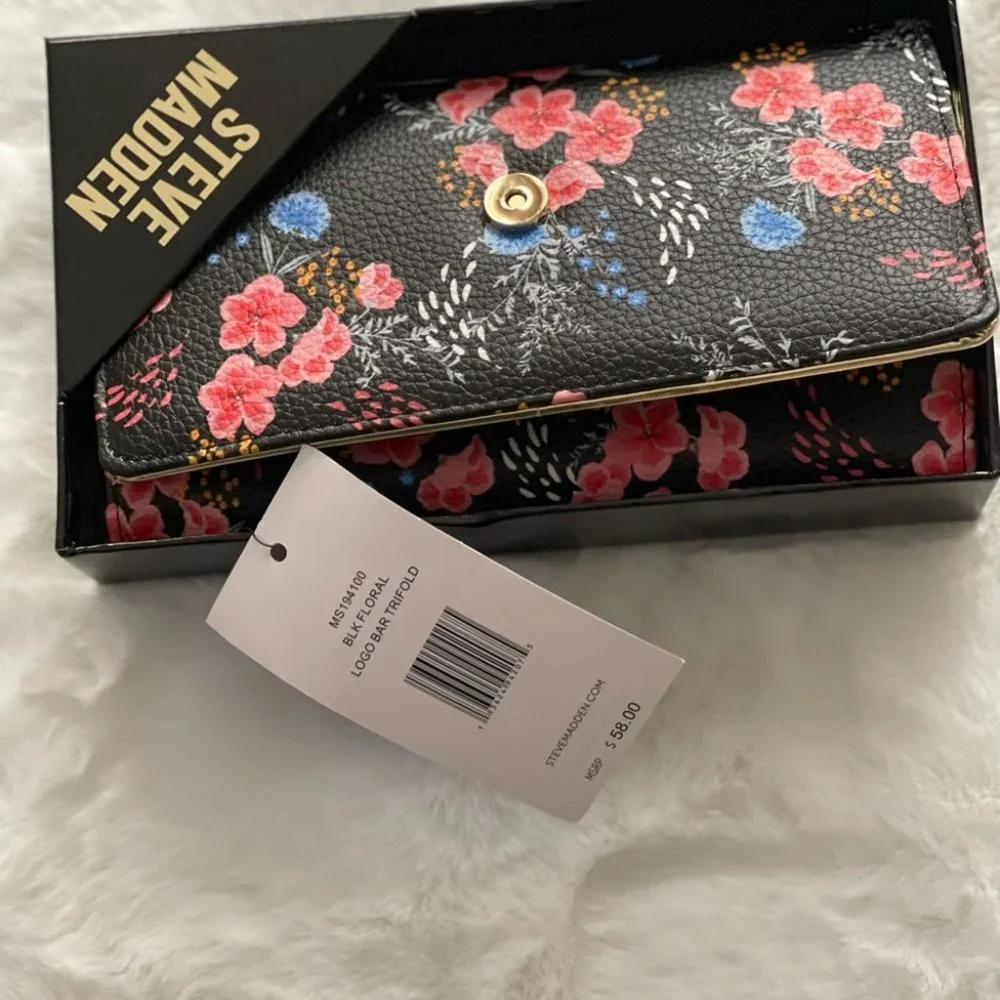 STEVE MADDEN LOGO BAR TRIFOLD WALLET IN GIFT BOX - Picture 10 of 16